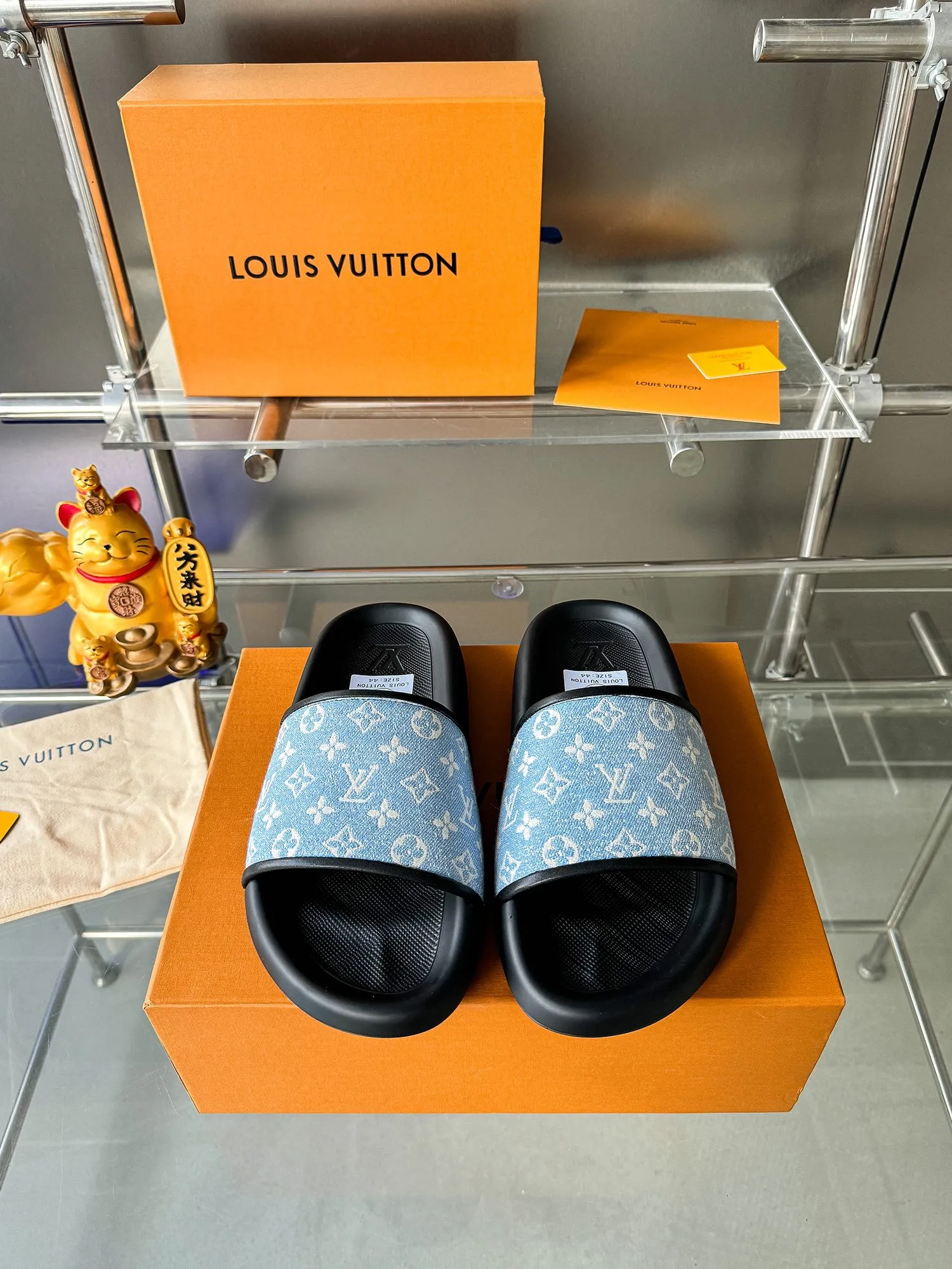 [L Home] P: 300💰 ▪️Shoe size: Women's 35-40 Men's 38-46▪️Packaging: Counter top quality~original packaging Louis Vuitton lv couple's monogram embossed slippers This season, Waterfront sandals return with a new look, and the upper buckle is embossed with Louis Vuitton's iconic Monogram pattern. Made of waterproof rubber with a comfortable and resilient insole. The lightweight, flexible outsole is embossed with the Louis Vuitton logo. Exquisitely packaged at the delivery counter 🛍📦 ▪️Fabric: Original molded rubber foam ▪️Sole: Original molded rubber foam outsole ▪️Sole thickness: 3CM.